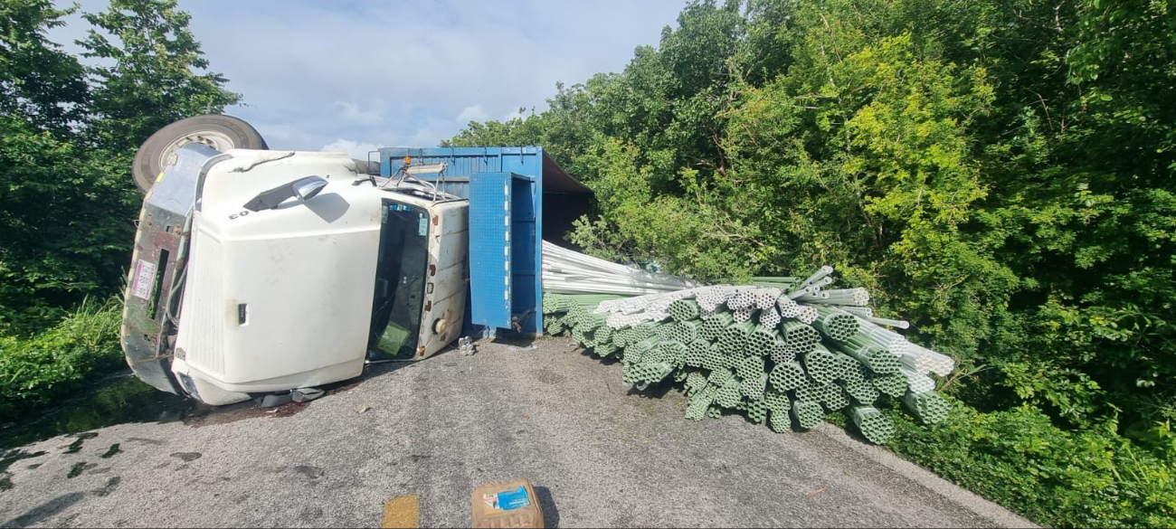 La carretera tuvo que ser cerrada debido al bloqueo por el accidente