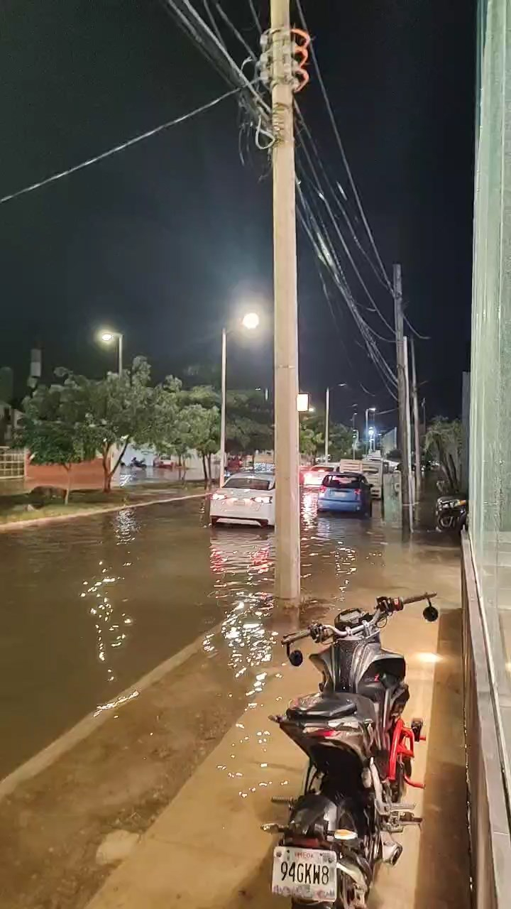 Las lluvias causan inundaciones en varios puntos de la ciudad, dejando automóviles varados