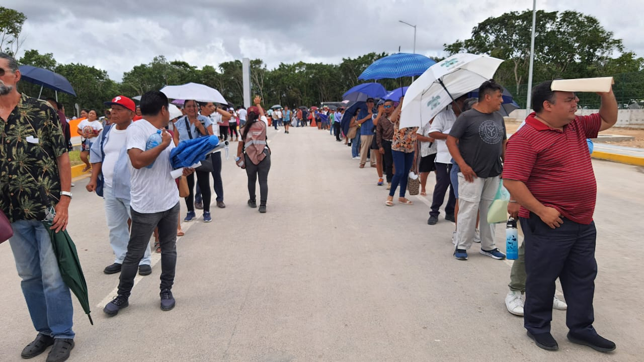 Playa del Carmen: Familias de la colonia Colosio se reúnen para entrega de títulos de propiedad