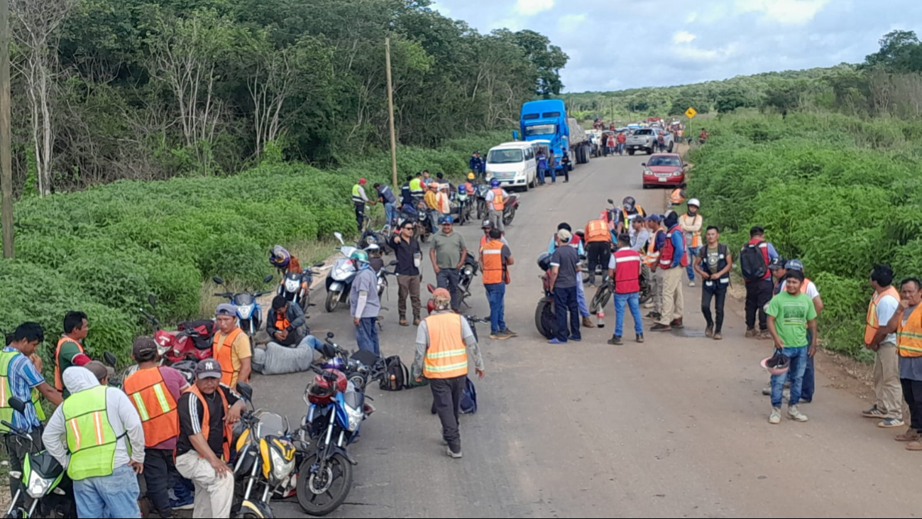 Campesinos bloquean la carretera Calkiní-Uxmal,  frontera con Yucatán 