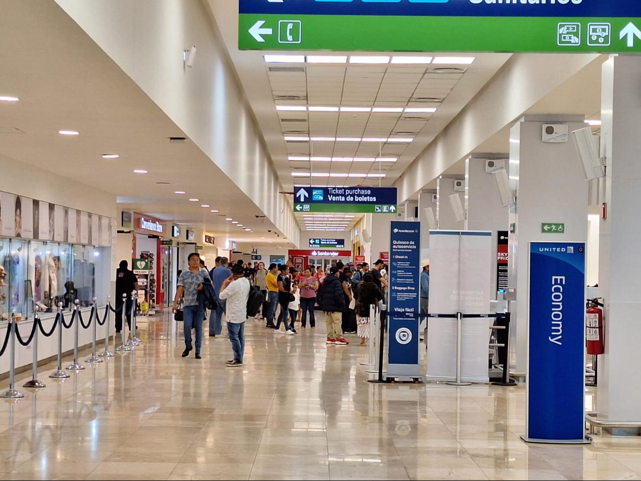 Se moviliza a cientos de pasajeros en el aeropuerto de Mérida