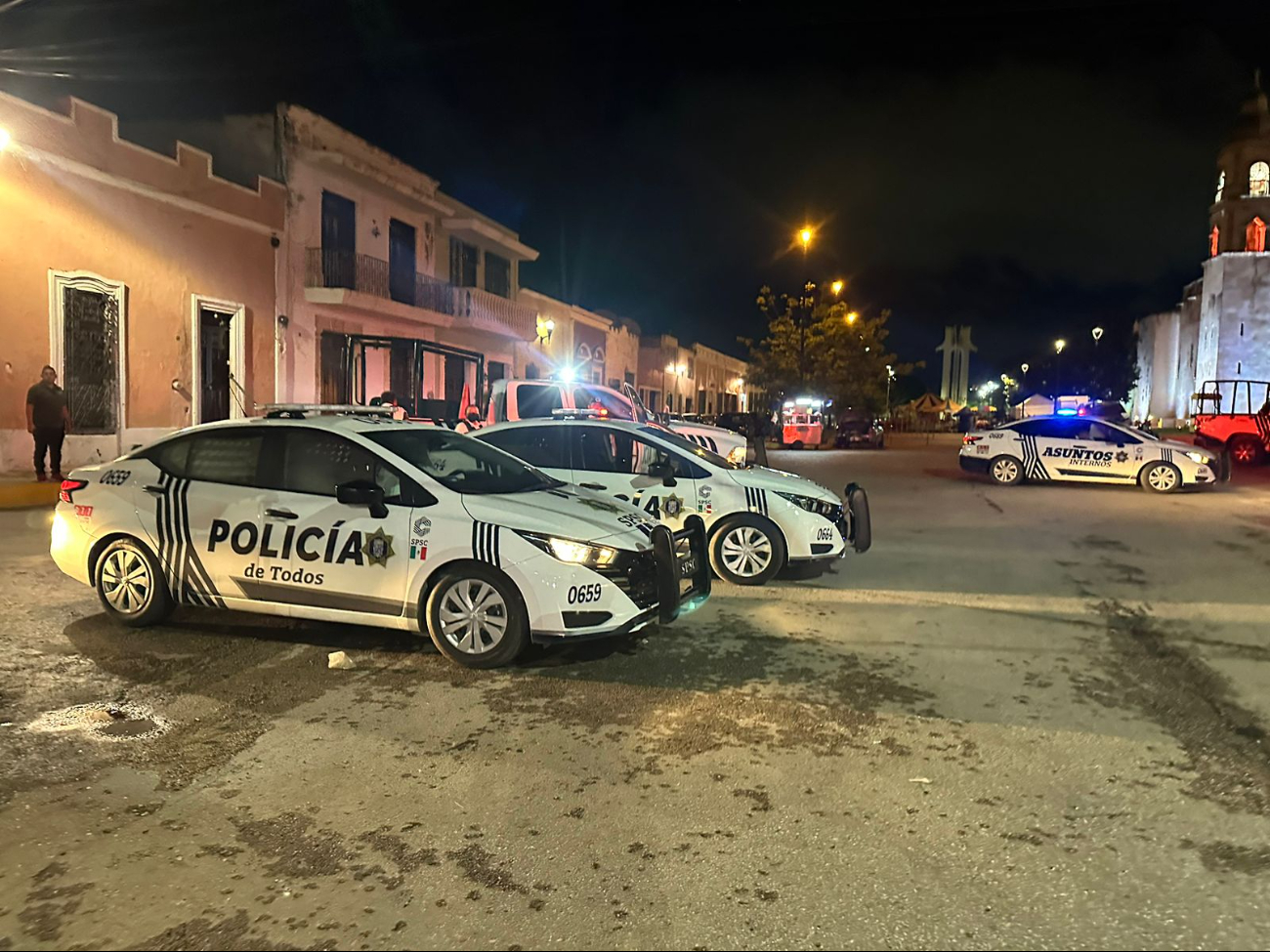 La policía intervino y resguardó la zona, permitiendo la salida de los clientes retenidos