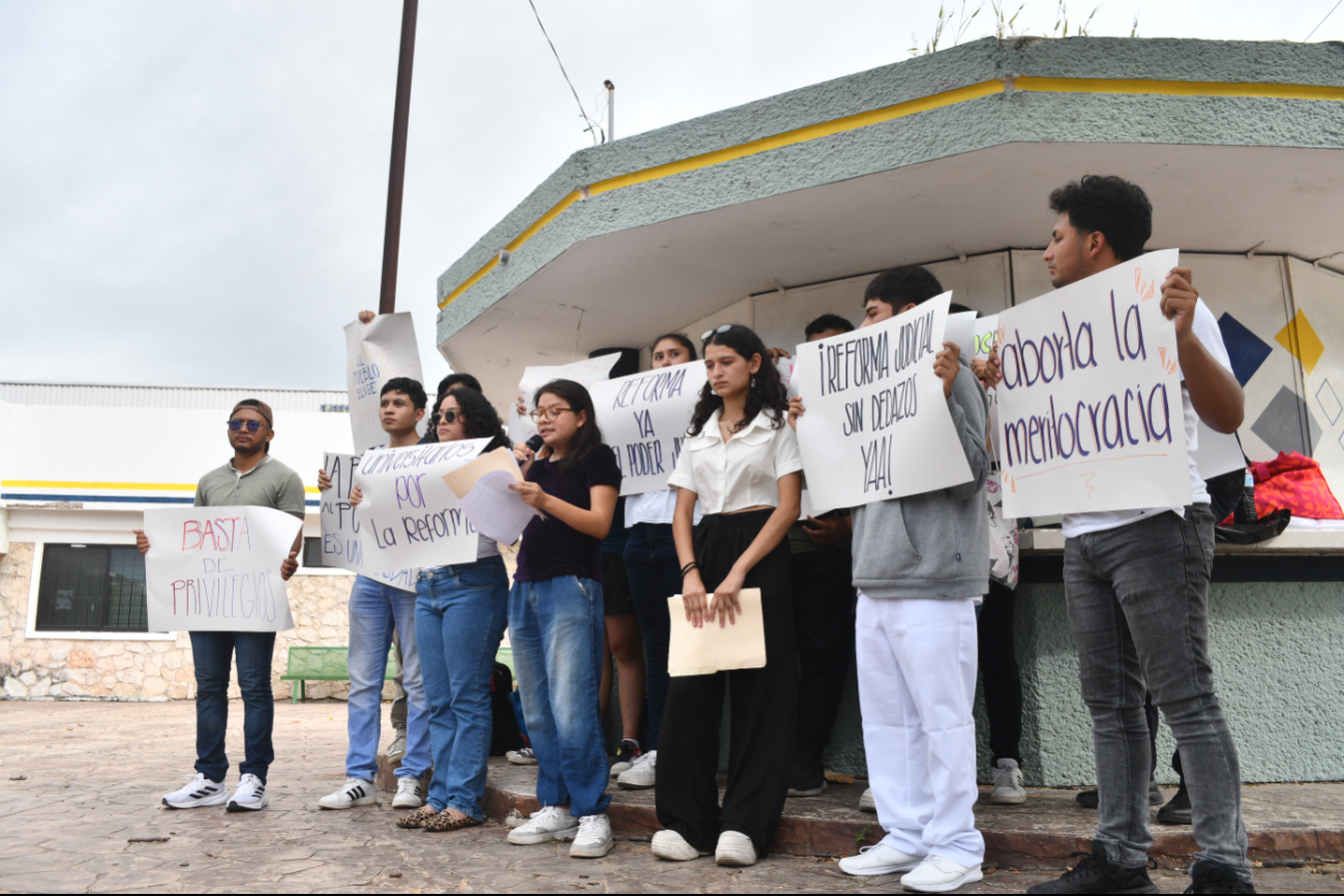 Estudiantes de la Universidad Autónoma de Campeche apoyan Reforma Judicial de AMLO