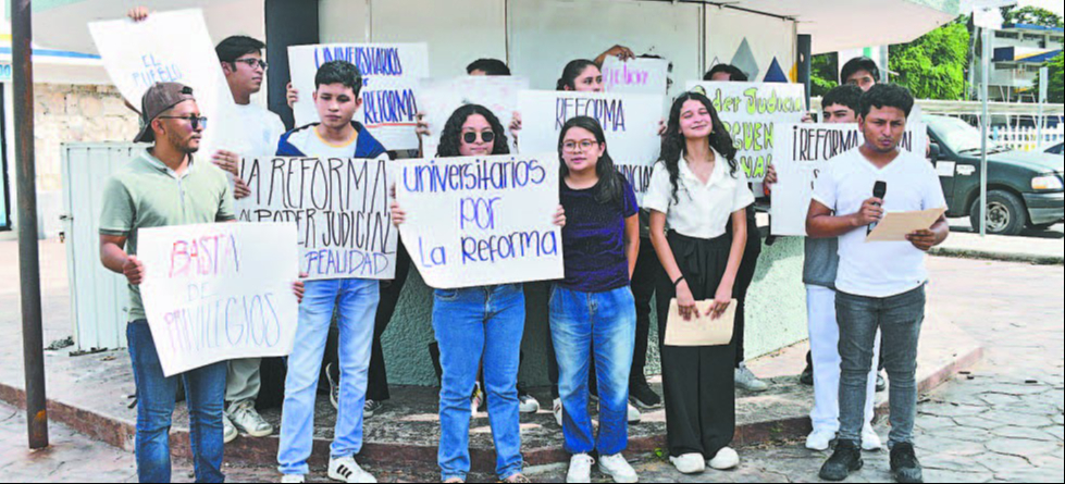 Los estudiantes recordaron casos de corrupción y privilegios en el Poder Judicial, apoyando la iniciativa para acabar con estos excesos