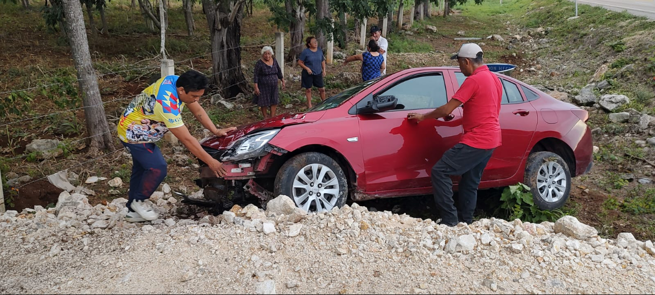 Abuelito pierde el control de su vehículo tras dormirse en la carretera Mérida-Campeche