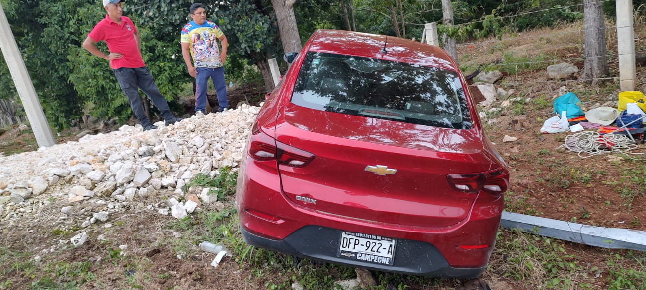 Abuelito se queda dormido y estrella su carro en Campeche