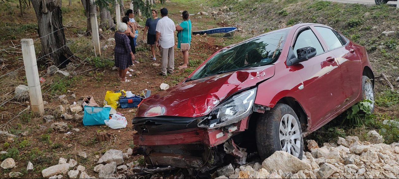 Abuelito se queda dormido y estrella su carro en Campeche