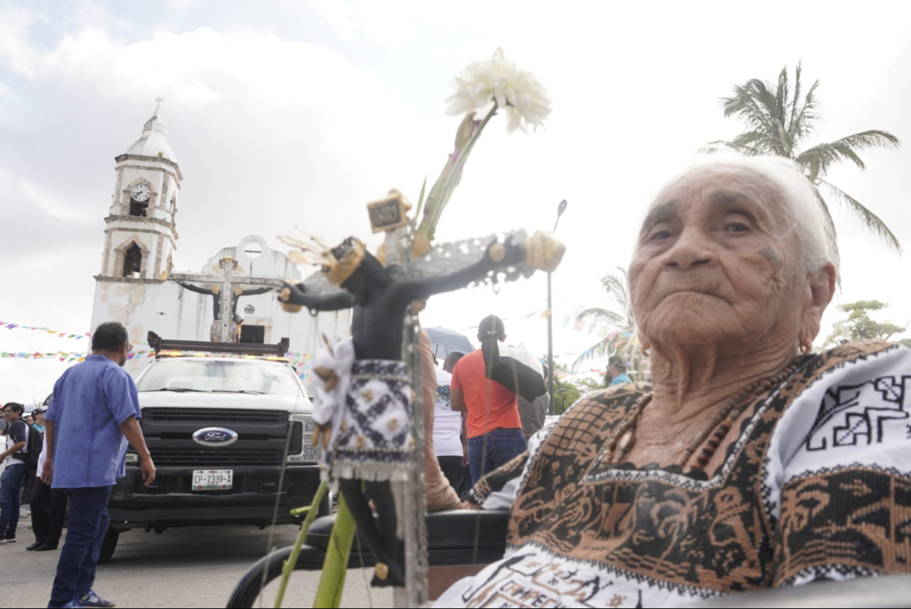 Ancianitos acuden a recibir la bendición del Santo