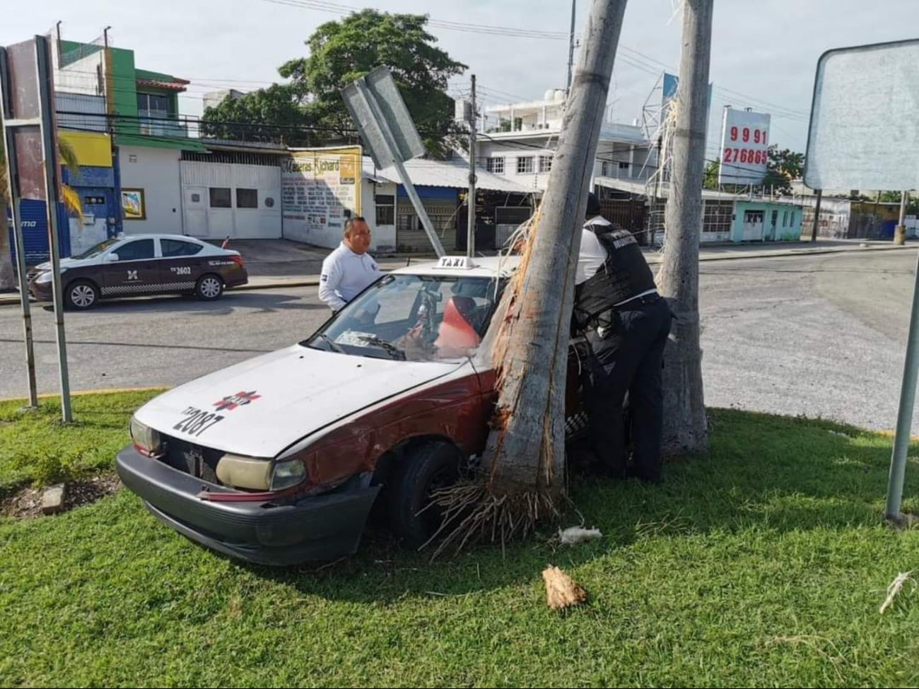 Taxista de Ciudad del Carmen pierde el conocimiento y se monta sobre la glorieta del Chechén