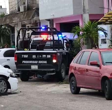 Durante la persecución cerca de una primaria, una mujer y su hijo casi fueron atropellados