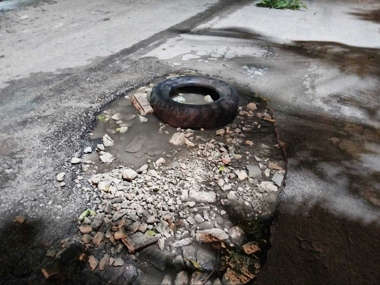 El joven motociclista sufrió el accidente debido a un bache en la avenida Maxuxac