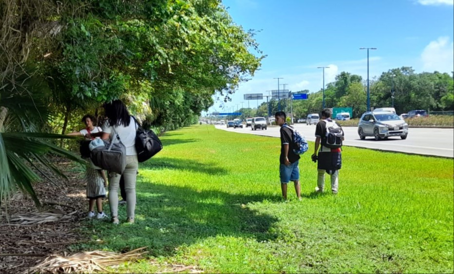 Familia de venezolanos salieron a pie del aeropuerto de Cancún por las altas tarifas de transportes