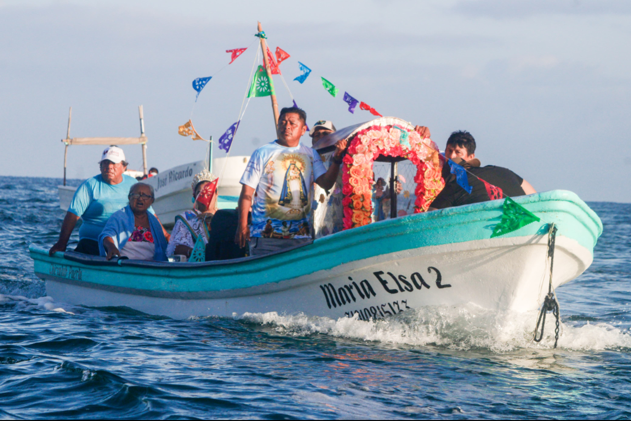 Habitantes de Chicxulub realizan procesión en el mar en honor a la Virgen de la Caridad del Cobre