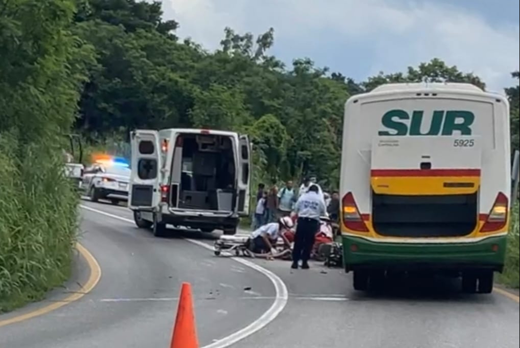 Motociclista sufre terrible accidente en Campeche al estrellar contra un camión de "El Sur"