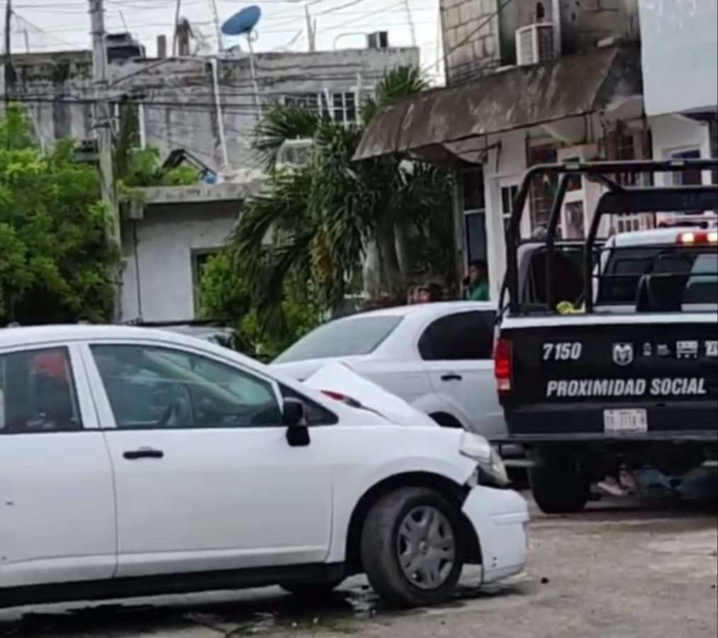 Patrulla de la Policía Municipal impacta tres vehículos durante una persecución en Cozumel