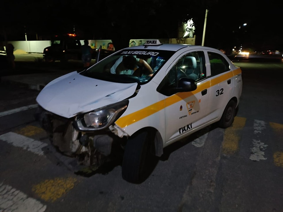 Taxista no respeta semáforo y choca a un joven en su motocicleta en Chetumal