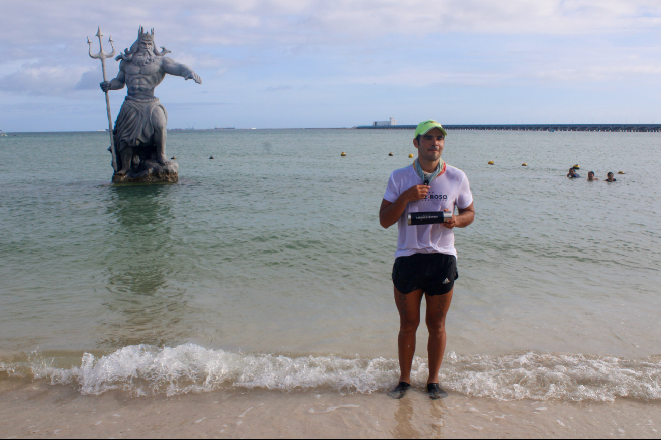 Yucateco corre 42 kilómetros desde la estatua de Chaac hasta la de Poseidón en Progreso