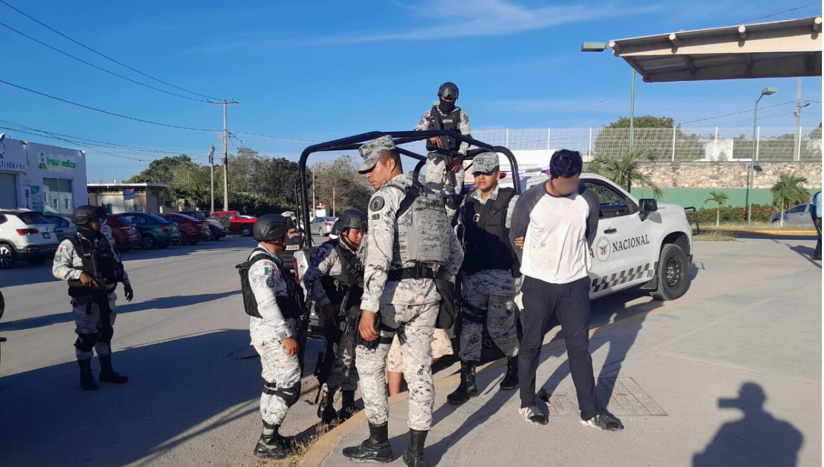 Elementos de la Guardia Nacional detuvieron a cuatro hombres en una camioneta Toyota Hilux