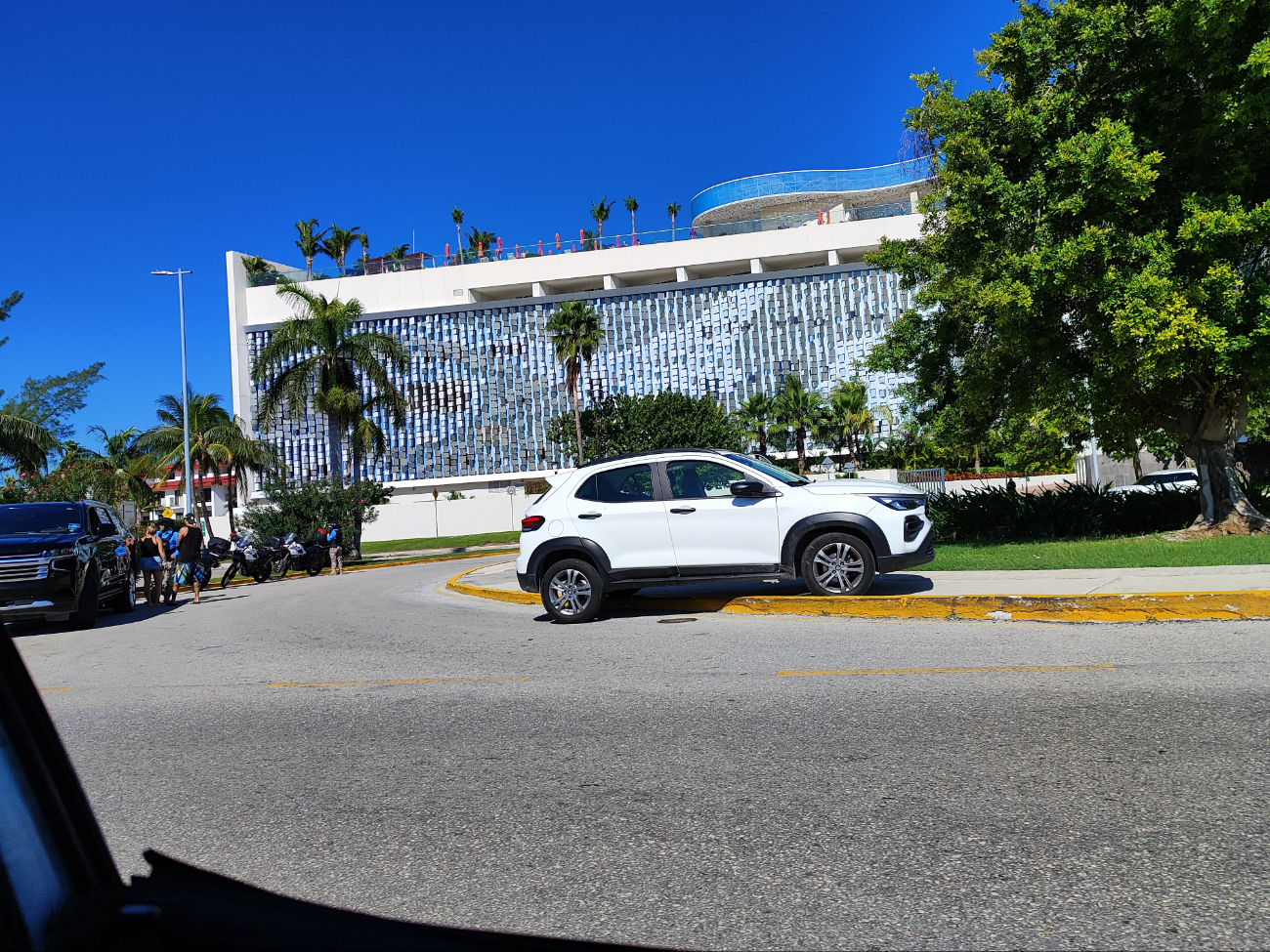 Conductora provoca percance  al subirse a una banqueta del kilómetro 4.5 de Cancún