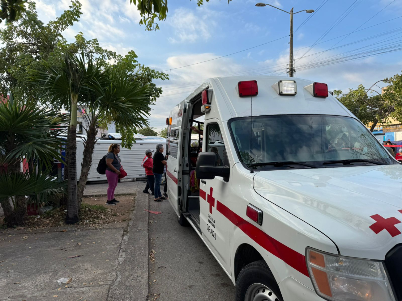 Paramédicos de la Cruz Roja llegaron al lugar del accidente para evaluar a los lesionados