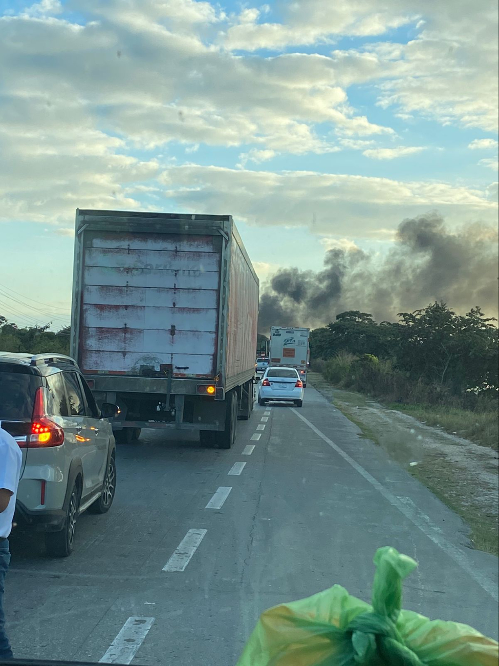 Incendio de un tráiler doble remolque en la carretera Campeche-Champotón