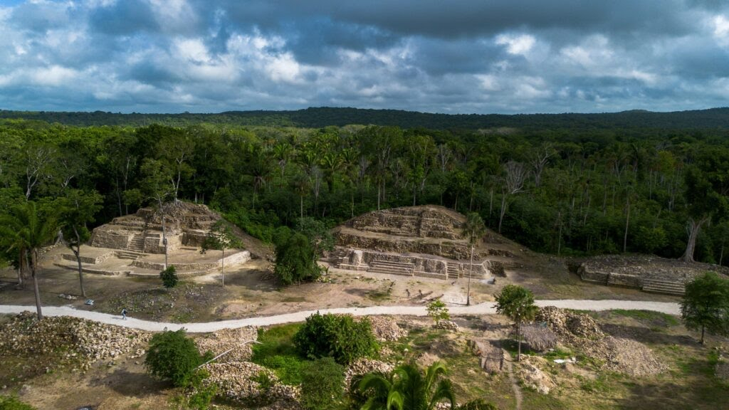 ¿Cuál es la ciudad maya del Caribe Mexicano que data del 600 a.C. y cuenta con fauna silvestre en sus alrededores?