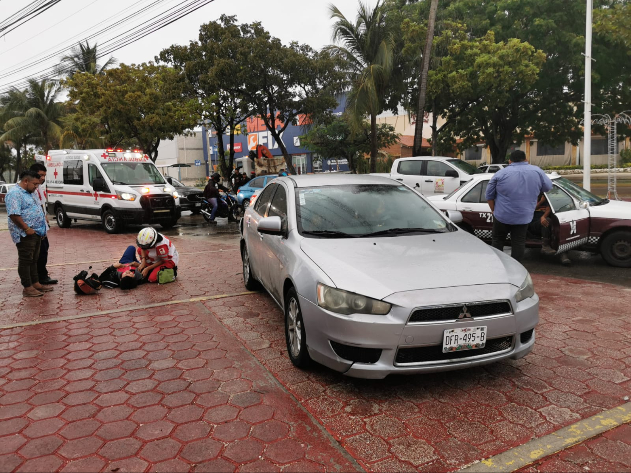 El incidente dejó un motociclista lesionado y daños de varios miles de pesos