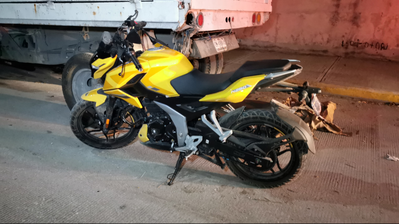 Una pareja en motocicleta chocó contra la batea de una camioneta mal estacionada en Malibrán