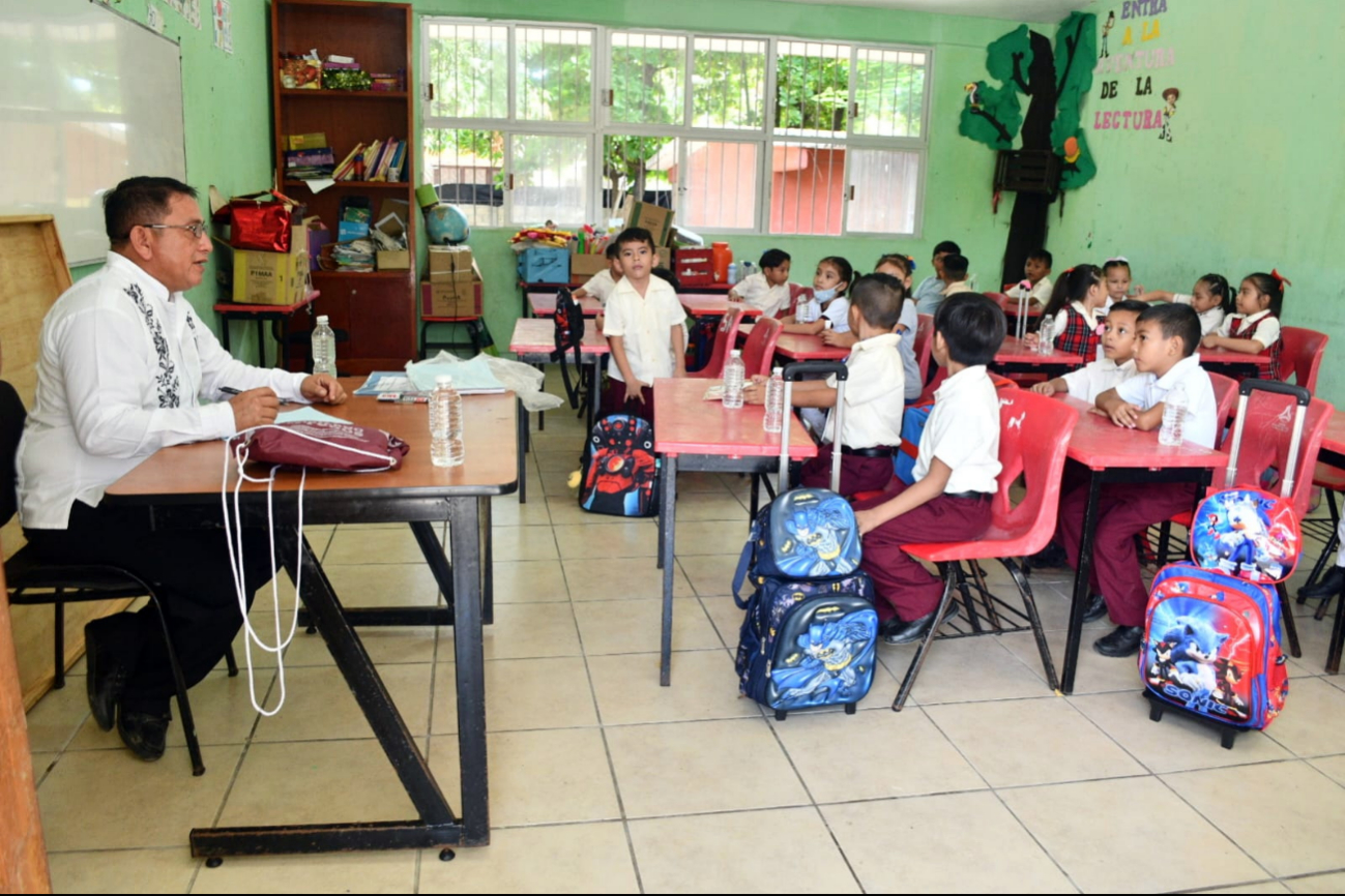 Actualmente en los planteles se trabaja con grupos de 35 alumnos en primaria y 40 en secundaria.