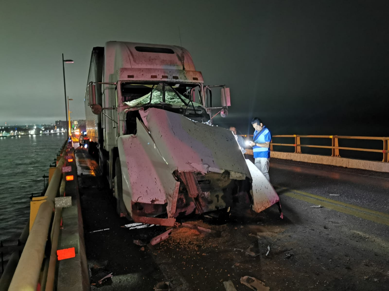 Choque de dos trailers en el puente Zacatal de Ciudad del Carmen bloquea carril