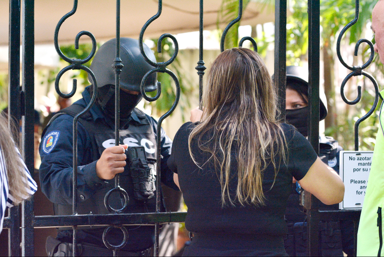 Hay vivales que acuden con la fuerza pública para lanzar a los moradores de las viviendas