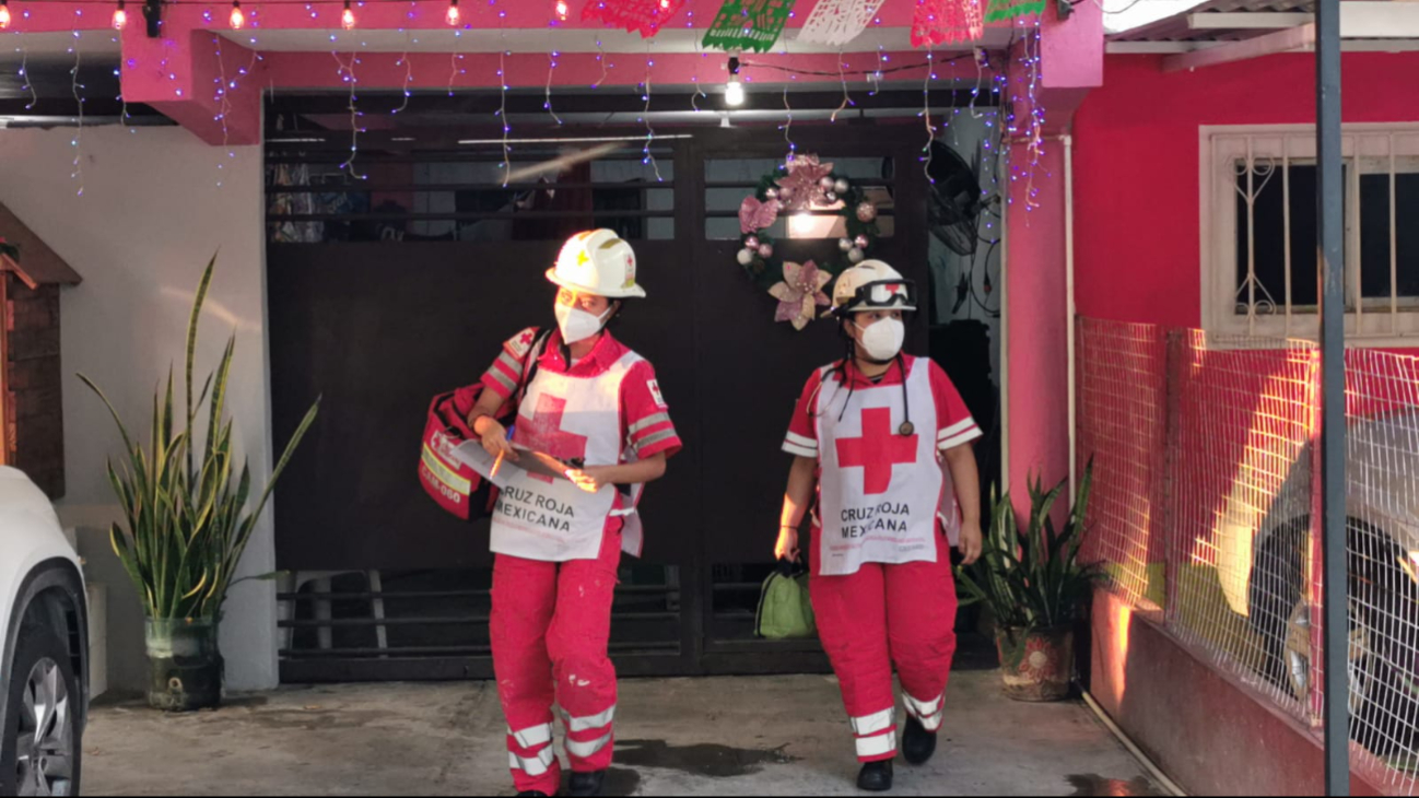 Personal de la Cruz Roja asistió al sitio para tratar a una persona en el interior del domicilio.