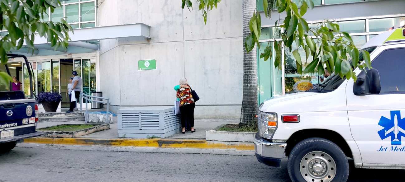 Algunas familias salieron fuera de la plaza y se abrazaron con fuerza por el miedo