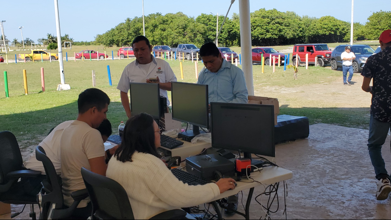 Cientos de personas se congregaron en Playa Norte en el primer día del pago del refrendo vehicular desde el automóvil