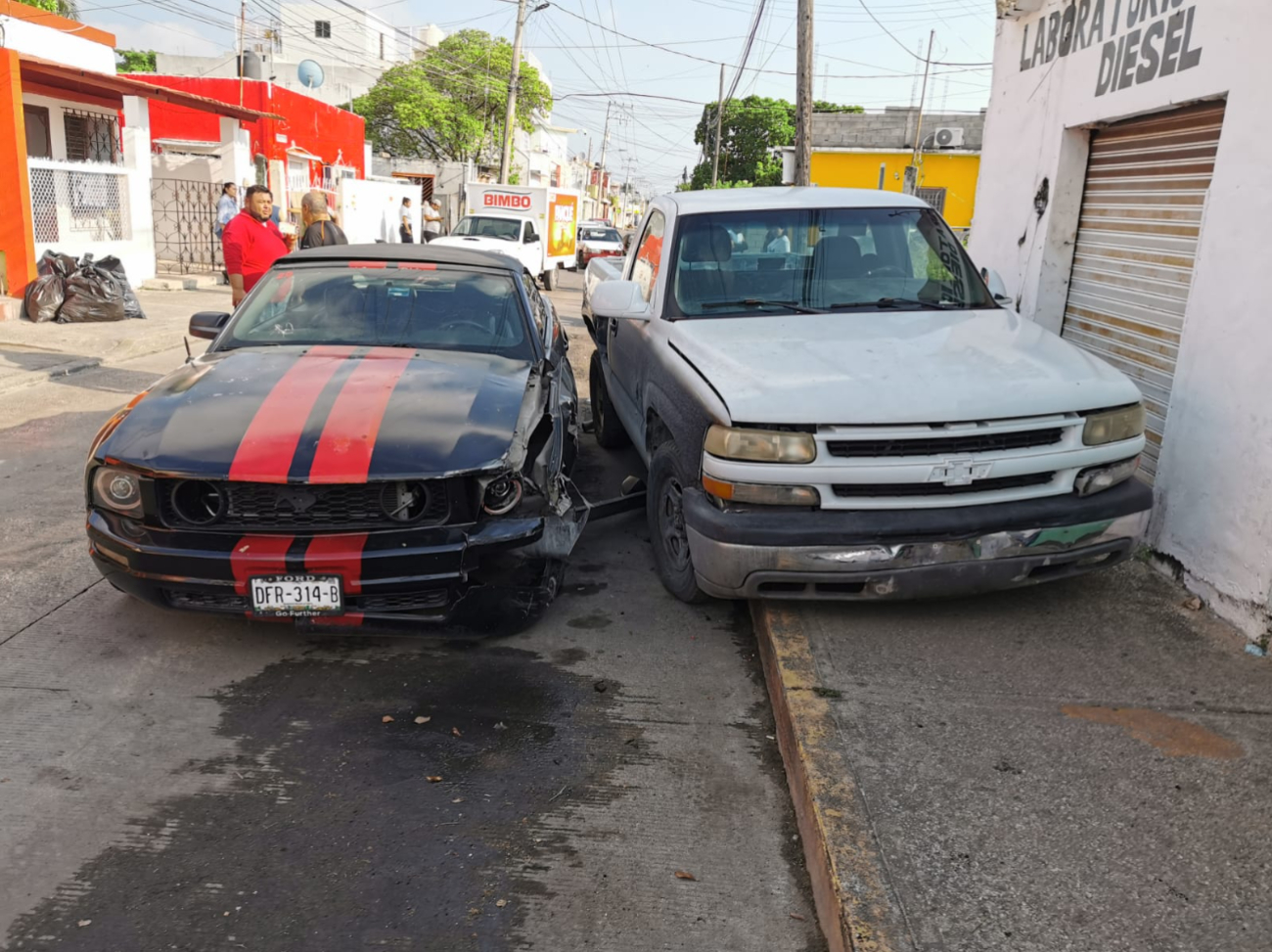 Conductora distraída provoca aparatosa carambola en Ciudad del Carmen y deja una mujer herida