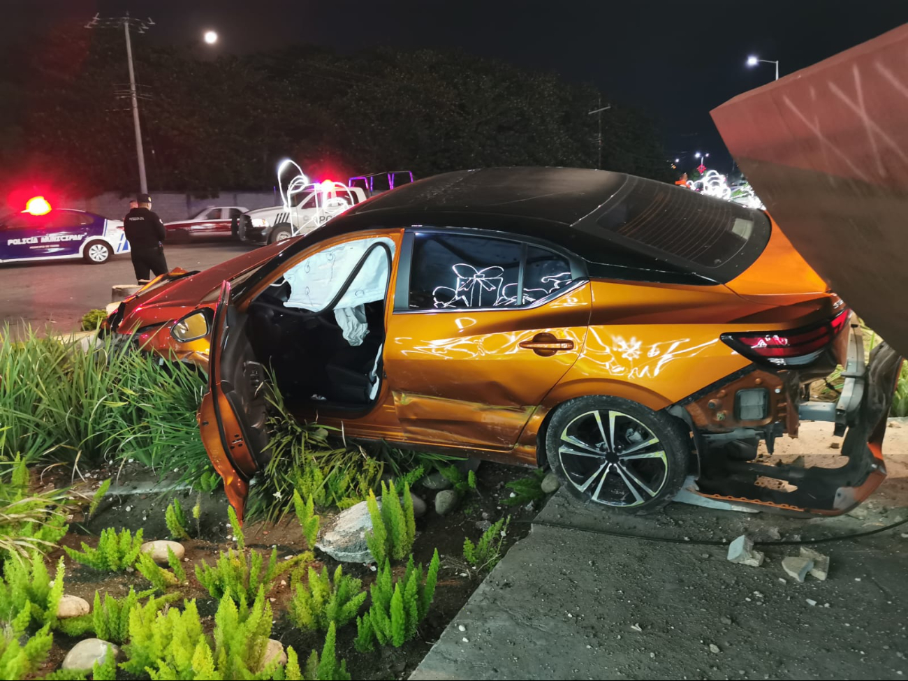 El conductor del automóvil, un Nissan Sentra, se dio a la fuga, abandonando el vehículo en el lugar