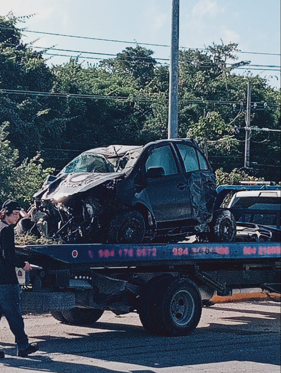 Accidente en la carretera federal 307 de Playa del Carmen deja vehículo en llamas