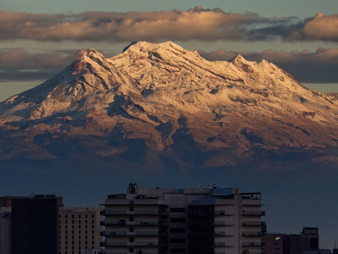 Impresionantes imágenes del Iztaccíhuatl y Popocatépetl