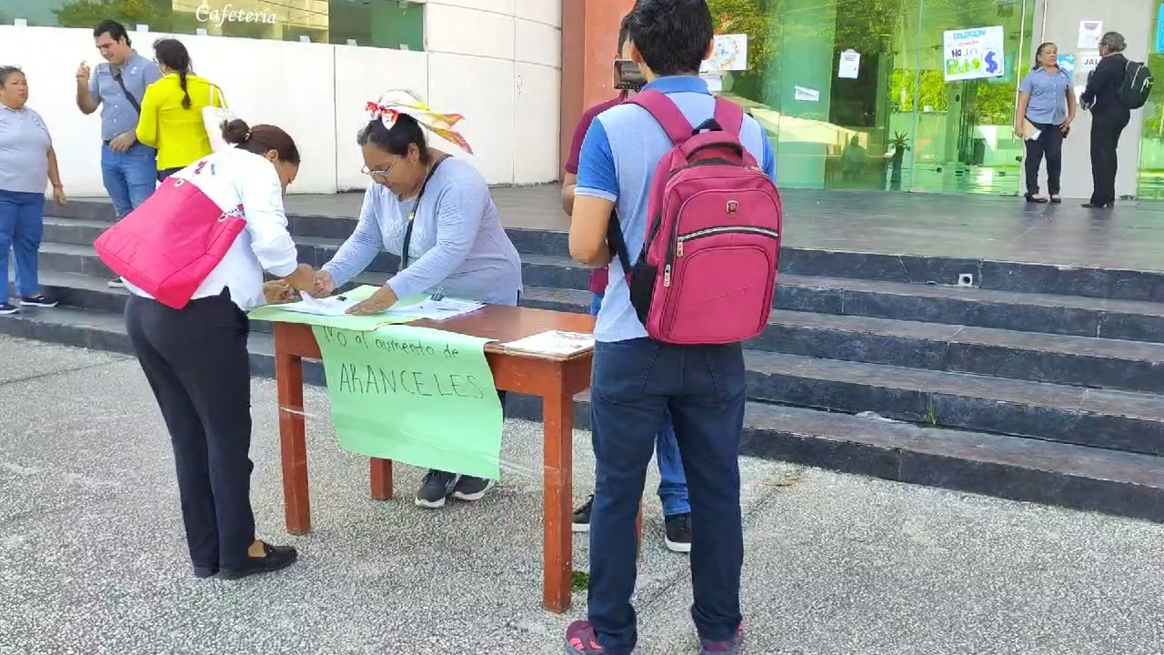 Estudiantes de la UNACAR en Carmen recolectan firmas en protesta contra el aumento de aranceles