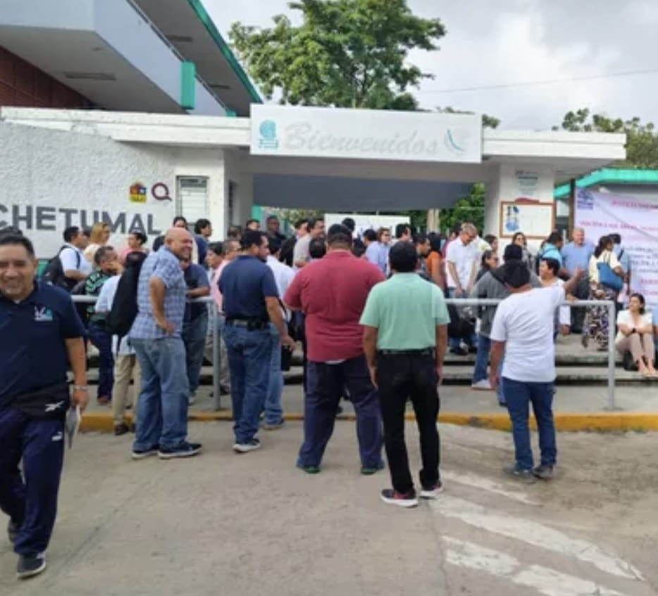 Maestros del Sitacobaqroo protestan por aumento salarial en Chetumal.