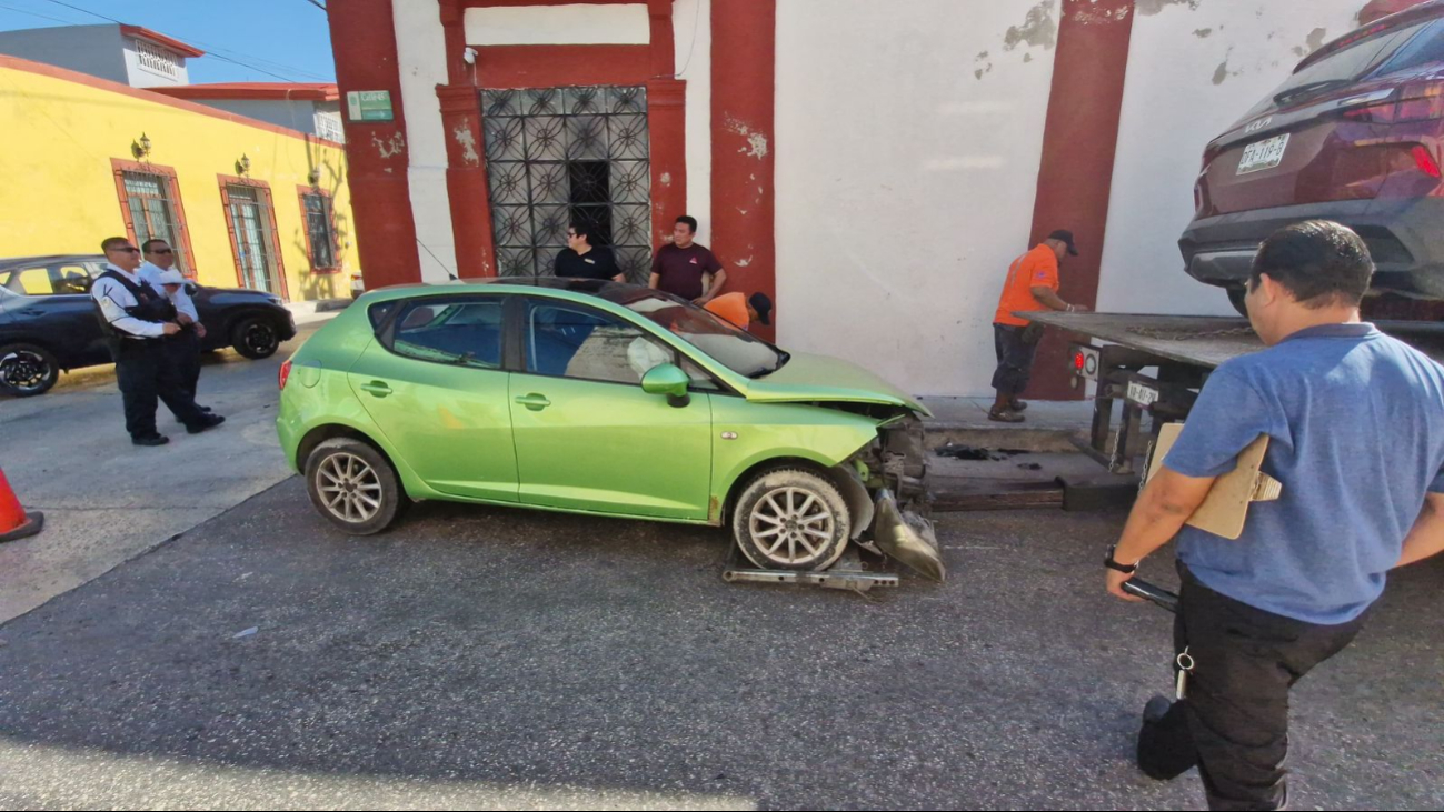 Accidente en Campeche deja daños y un menor herido