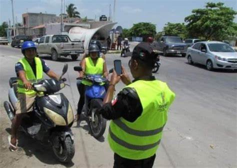 Motociclistas foráneos deben respetar la 'Ley Chaleco' en Chetumal.