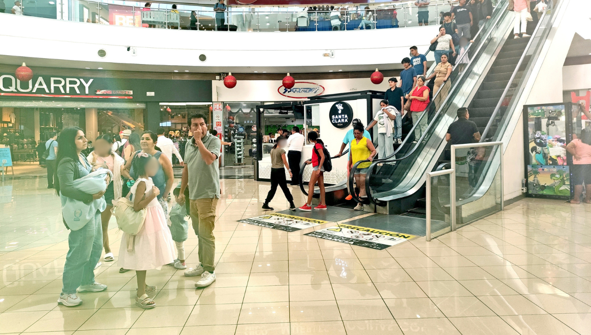 Por ser domingo, el lugar se encontraba lleno de personas paseand