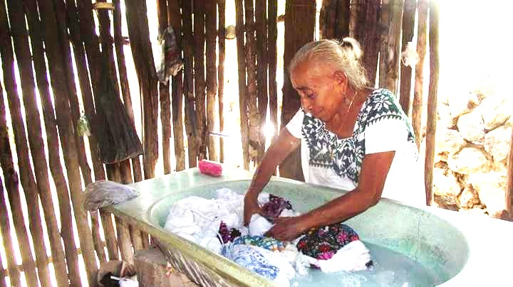 Abuelitas de Acanceh recuerdan el tradicional lavado a mano