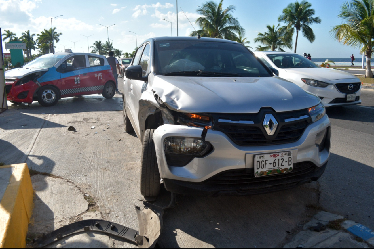 Daños de regular cuantía y dos personas heridas en un accidente vial en el malecón