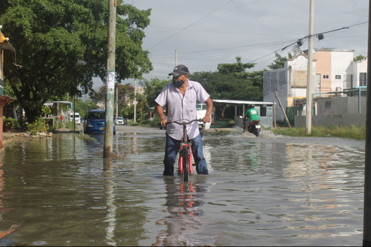 El nivel de agua ha subido, impidiendo cruzar las calles sin tener que adentrarse en las aguas contaminadas