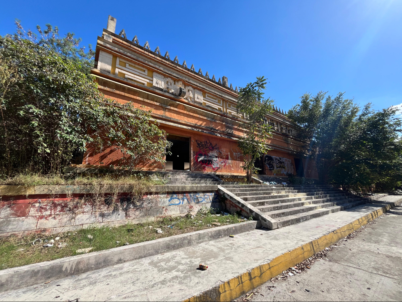 En el corazón de la capital yucateca yacen las ruinas de un popular restaurante de la década de los ochentas