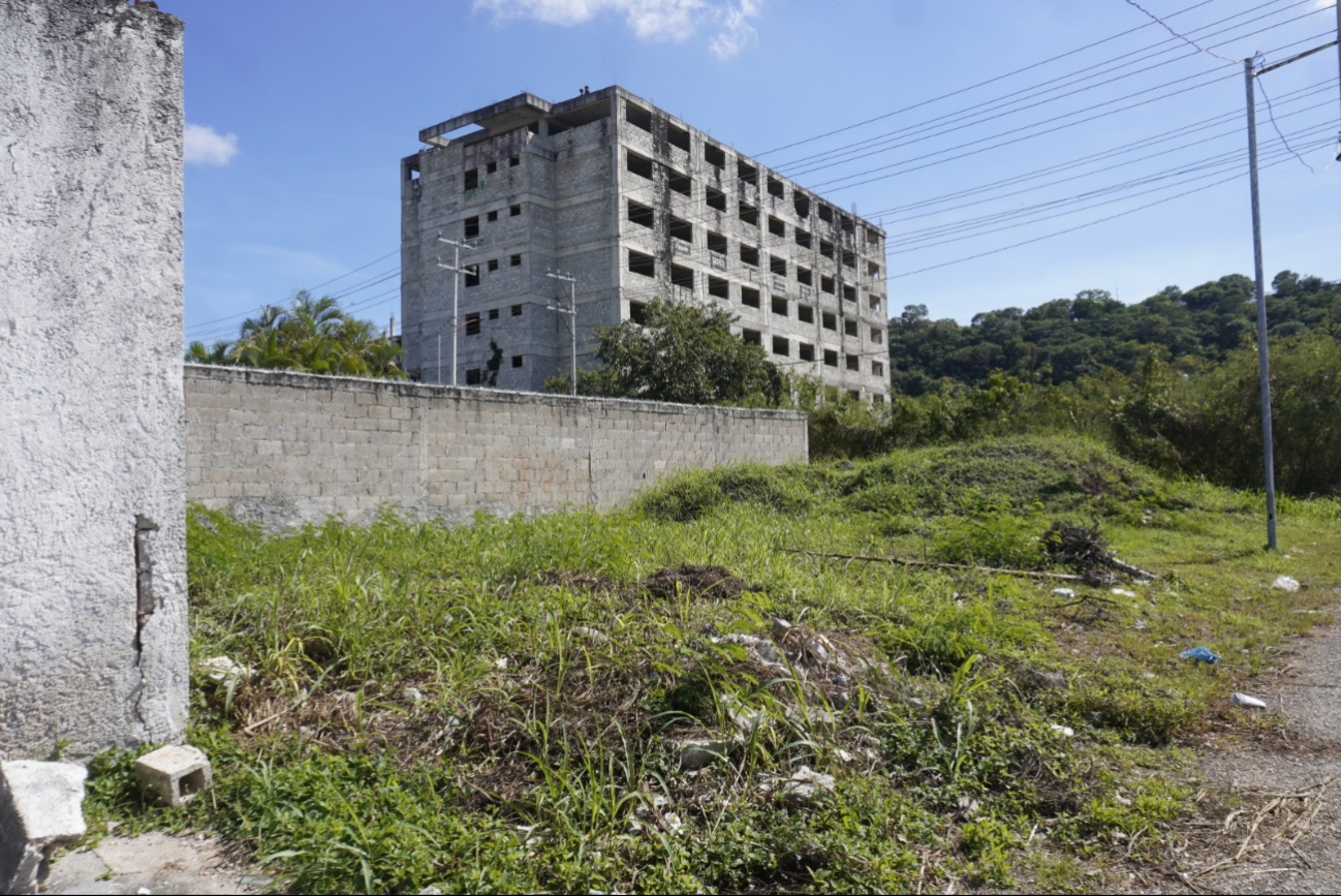 Campeche enfrenta riesgo por 580 predios abandonados; advierten multas a propietarios 