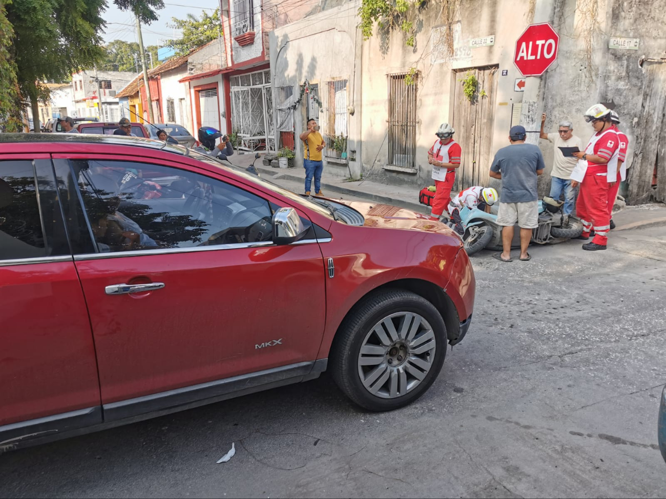 Hombre y su hijo de 12 años heridos en accidente de motocicleta en la colonia Guanal