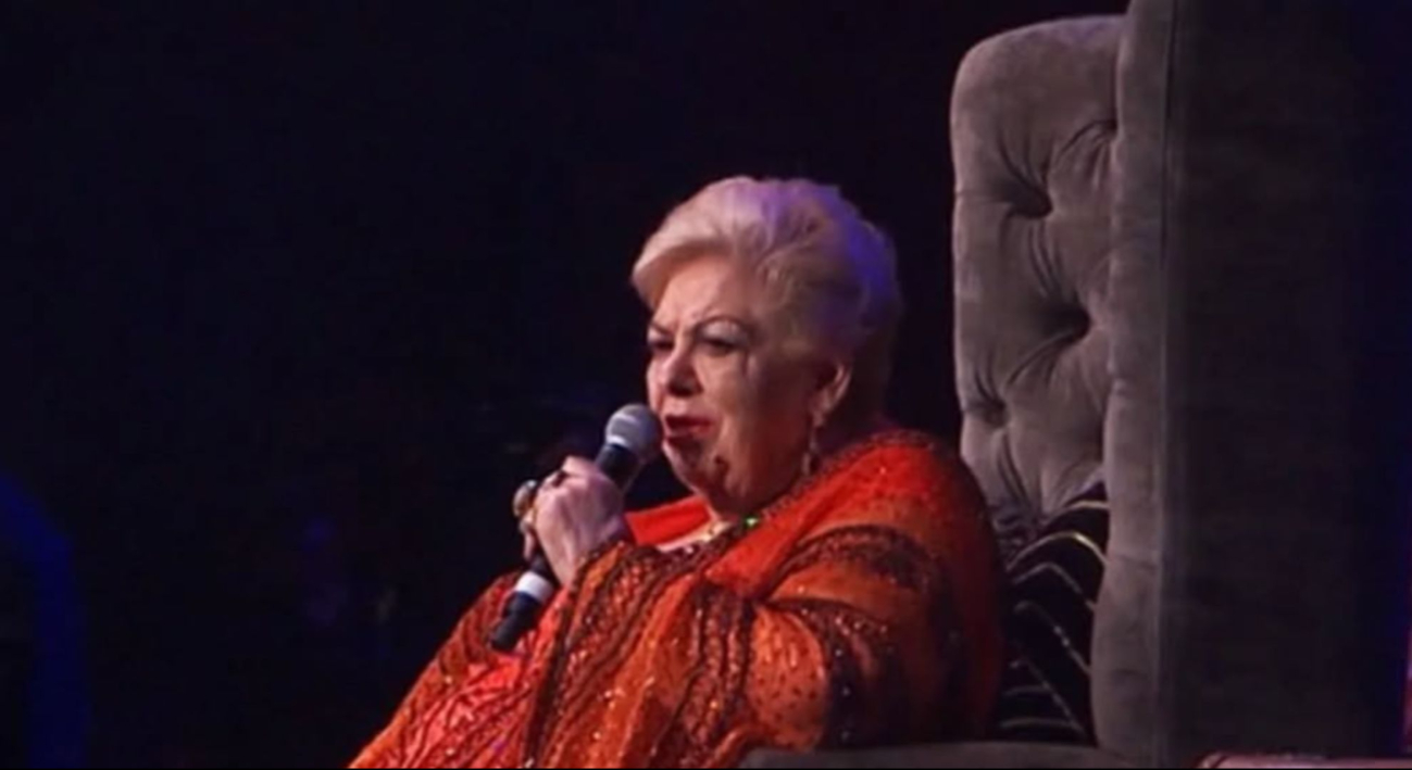 Paquita la del Barrio presenta problemas de salud durante una firma de autógrafos